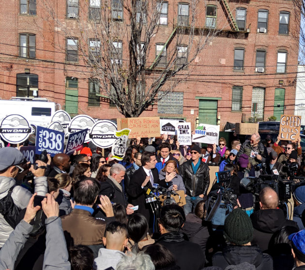 纽约州参议员Michael Gianaris举行集会，抗议亚马逊计划在纽约的办公室.jpg