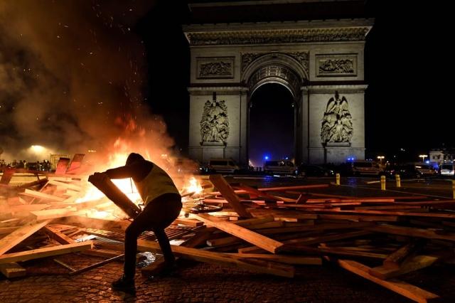 法国10万人上街头抗议 警方用催泪弹和水枪镇压，您的快递将出现延误！